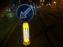 Pylon podświetlany ze znakiem C-10 na ul. Religi przy skrzyżowaniu z ul. Powstańców Śląskich